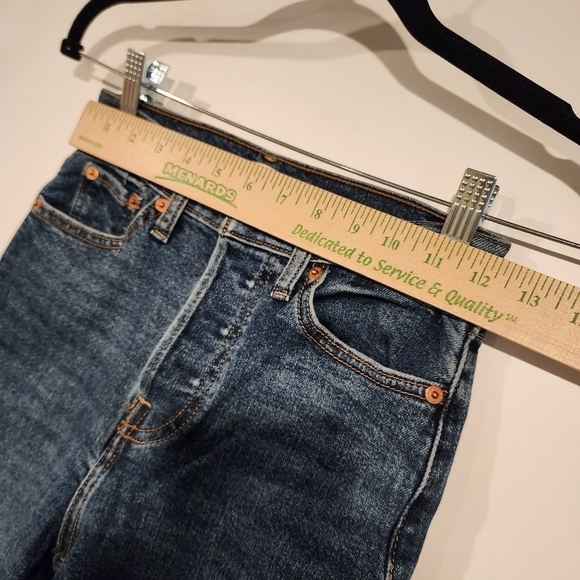 Levi's Wedgie Straight Leg Denim Jeans Distressed Busted Knee Mid Wash Raw Hem‎ - Picture 9 of 12